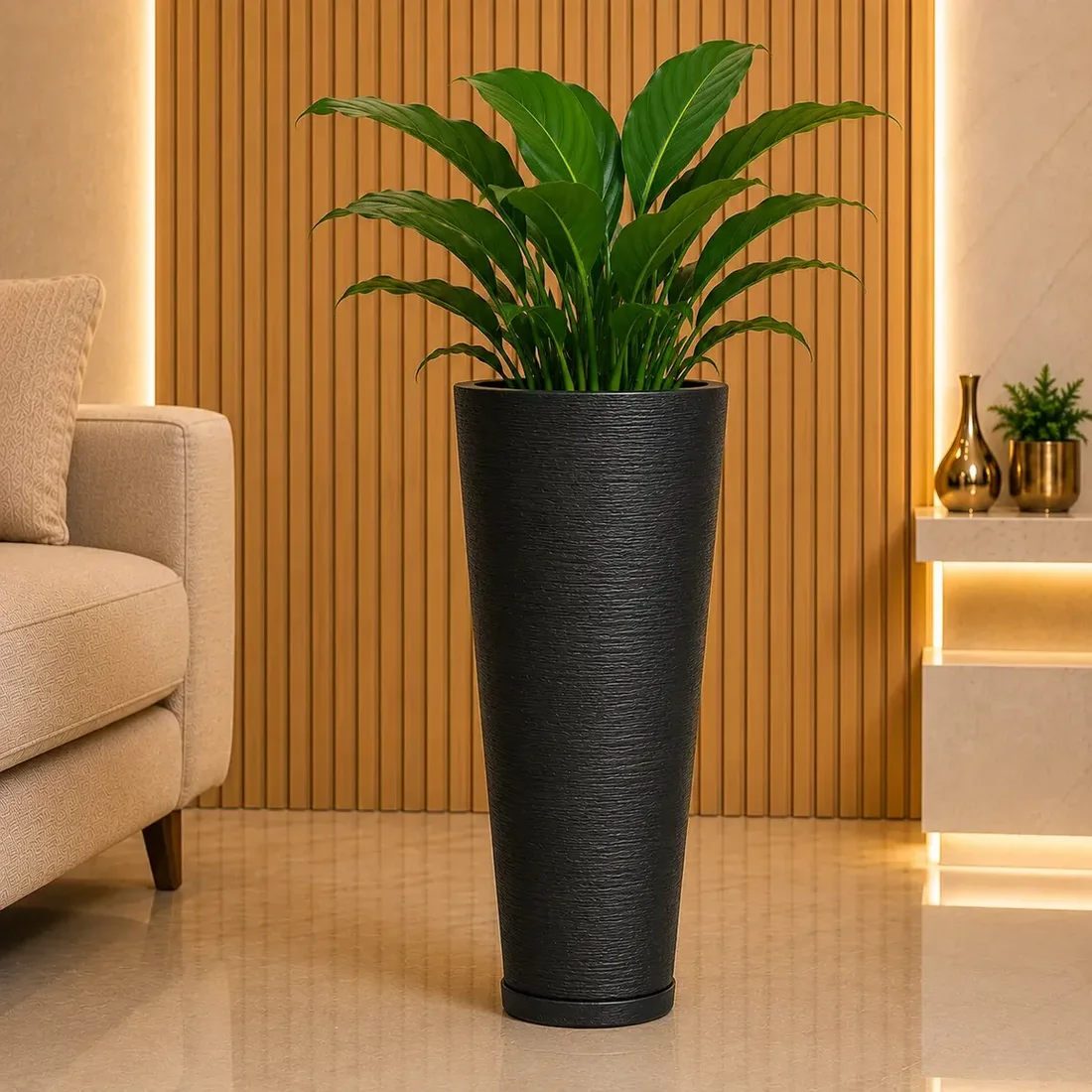 Floreira de fibra com planta em ambiente interno