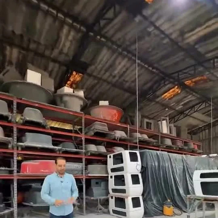 Desmoldagem e acabamento na fábrica Faiberplas